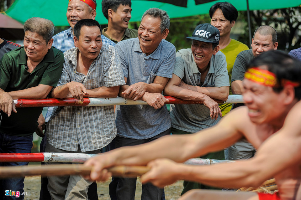 Trai tráng Hà thành ở trần ngồi thi kéo co